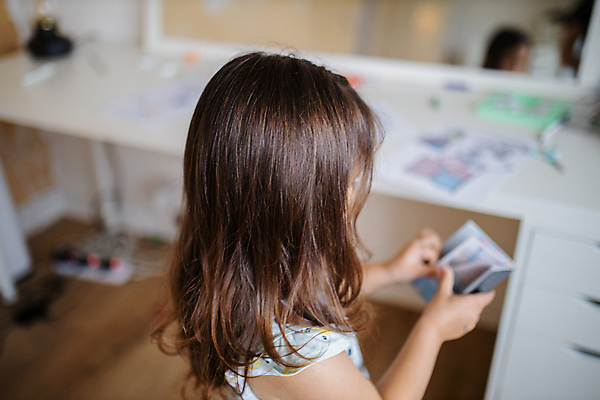 포토 JPG 해외이미지 백인 라이프스타일 드레스 여자 교육 딸 행복 얼굴 어린이 벽 백그라운드 놀이 영국 잉글랜드 주택 실내 한명 미소 사람 내부 기쁨 거울 방 흰색 표현 작음 책상 런던 여권 해외포토 서양인 1 옷 감정 유럽 컬러 가구 가족 표정 건물 생활 신체부위 크기 파일형식 이미지허브