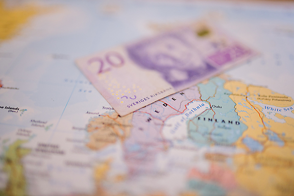 포토 JPG 해외이미지 디자인 교육 실루엣 유럽 종이 지구 여행 지도 지폐 돈 일러스트 통신 스웨덴 사람없음 그래픽 금융 경제 컬러풀 세계 글로벌 재산 플랫 심볼 묘사 사인 대륙 상업 결제 지형 북쪽 빚 지도책 지리 디테일 해외포토 나라 컬러 촬영기법 북유럽 책 방향 파일형식 이미지허브