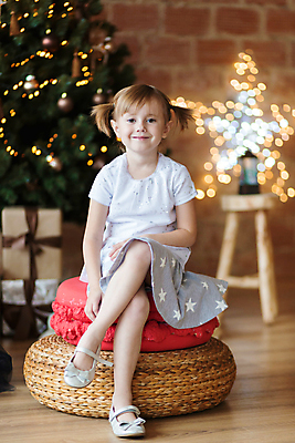 포토 JPG 해외이미지 나무 백인 드레스 계절 여자 행복 어린이 백그라운드 크리스마스 겨울 휴가 전등 새로움 주택 실내 선물 한명 사람 내부 장식 선물상자 상자 화환 놀람 침대 축하 잡기 오픈 야간 12월 기적 연도 해피뉴이어 마법 해외포토 자연요소 서양인 식물 1 옷 기념일 꽃 감정 가구 컨셉 모션 조명 표정 건물 새해인사 날짜 파일형식 이미지허브