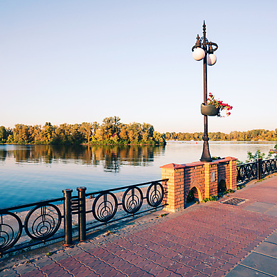 포토 JPG 해외이미지 나무 계절 호수 건축양식 자연 하늘 풍경 사람없음 야외 초록색 물 여름 파란색 강 도시풍경 햇빛 반사 평화 맑음 침묵 새벽 산책로 가을 도시 장면 타운 우크라이나 해외포토 자연요소 식물 건축 유럽 길 컬러 컨셉 날씨 태양 소리 생태계 파일형식 이미지허브