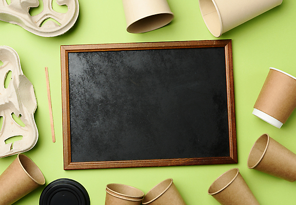 포토 JPG 해외이미지 종이 프레임 실내 사람없음 하이앵글 칠판 환경오염 쓰레기 종이컵 일회용 나무젓가락 컵홀더 테이크아웃컵 카피스페이스 초록배경 해외포토 뷰포인트 백그라운드 컨셉 젓가락 내부 컵 초록색 공백 홀더 파일형식 이미지허브