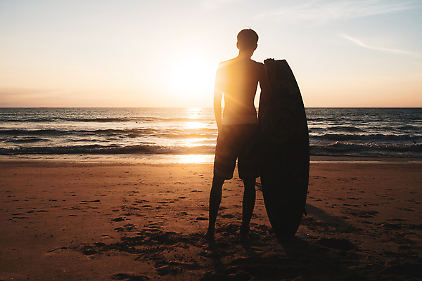 포토 JPG 해외이미지 전신 남자 실루엣 바다 한명 성인 야외 여름 일몰 잡기 서핑보드 서퍼 성인남자한명만 해외포토 1 계절 모션 운동선수 촬영기법 사람 노을 보드_스포츠 남자한명만 성인남자만 파일형식 이미지허브