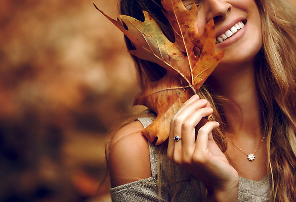 포토 JPG 해외이미지 나무 백인 계절 공원 여자 행복 단풍 잎 자연 휴식 건조 한명 미소 사람 성인 야외 뷰티 유행 정원 가을 잡기 변화 숲 만족 뒤뜰 해외포토 서양인 식물 1 공공시설 감정 컨셉 모션 표정 생태계 파일형식 이미지허브