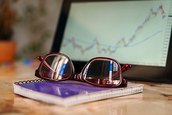 포토 JPG 해외이미지 안경 컨셉 비즈니스 통계 그래프 설계 사람없음 컴퓨터그래픽 금융 경제 노트북 태블릿 알약 글로벌비즈니스 공책 정보 작업 쌍 변화 주식 위험 심볼 책상 분석 속도 무역 촛대 투자 이익 해외포토 잡화 산업 가구 문구용품 그래픽 전자제품 스마트기기 글로벌 약 파일형식 이미지허브