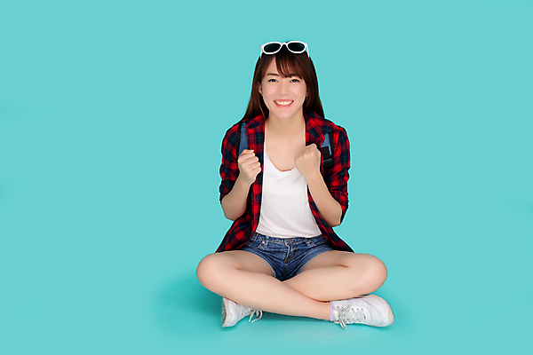 포토 JPG 해외이미지 모델 라이프스타일 행복 감정 아시아 안경 여행 백그라운드 가방 비즈니스 배낭 휴가 한명 사람 앉기 동양인 성인 파란색 선글라스 뷰티 유행 여행객 수확 표현 자신감 피부 흥분 고립 스타일 힙스터 해외포토 1 잡화 패션 나라 컬러 농업 모션 인종 생활 신체부위 파일형식 이미지허브