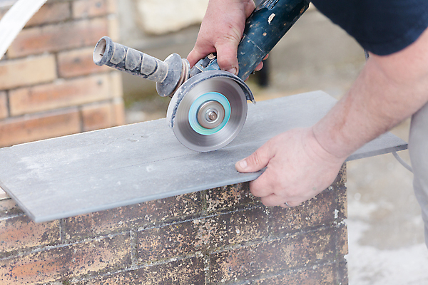 포토 JPG 해외이미지 직업 손 산업 노동자 바닥 주택 관리 사람없음 건물 기계 장비 바위 공구 업무 바퀴 도자기 원형 칼날 수리 헬멧 땅 자르기 타일 각도 먼지 그라인더 건축업자 석공 조작 커터 콘크리트 해외포토 도형 건축물 건축 모션 신체부위 돌_바위 도구 작업 보호장비 커피용품 파일형식 이미지허브