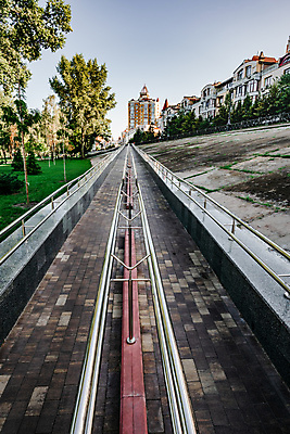 포토 JPG 해외이미지 나무 공원 길 건축양식 난간 새로움 거리 주택 안전 사람없음 야외 건물 초록색 파란색 걷기 금속 맑음 자전거 산책 도시 보행자 도심 장애인 유모차 타운 사이클링 일반 방법 선로 우크라이나 콘크리트 헬프 해외포토 식물 건축물 공공시설 건축 유럽 컬러 컨셉 모션 재질 날씨 휴식 바이크 아기용품 도움 육상스포츠 장애 파일형식 이미지허브