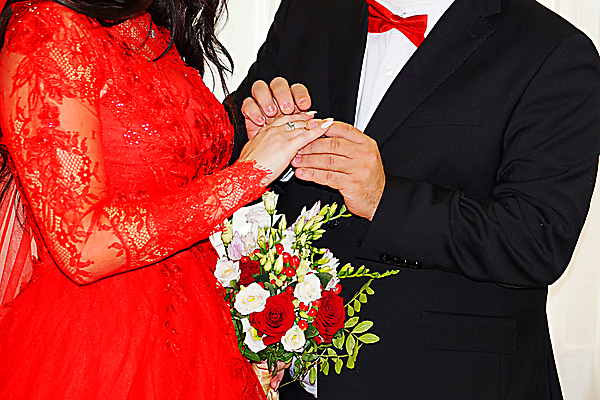 포토 JPG 해외이미지 전통 손 커플 드레스 여자 남자 꽃 행복 문화 꽃다발 결혼 2 손가락 가족 결혼식 남편 함께함 사랑 사람 정장 성인 사람없음 뷰티 흰색 축하 반지 아내 못 약혼 넣기 해외포토 식물 옷 감정 컬러 컨셉 장신구 관계 모션 이벤트 신체부위 공구 약속 파일형식 이미지허브