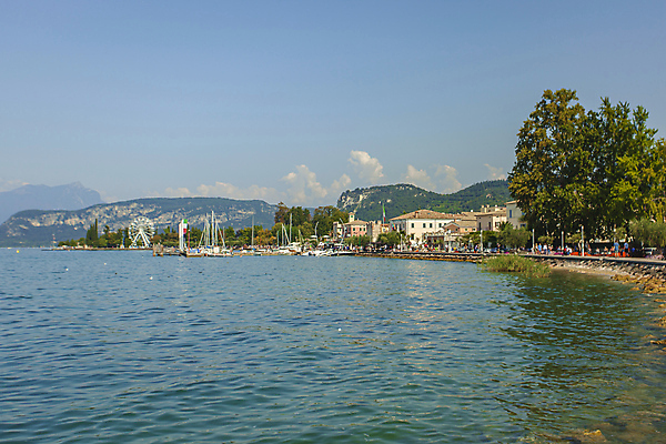 포토 JPG 해외이미지 주간 나무 구름 호수 유럽풍경 하늘 유럽건축 사람없음 야외 건물 이탈리아 대관람차 주택가 해외포토 자연요소 식물 건축물 유럽 서양건축 풍경 놀이기구 파일형식 이미지허브