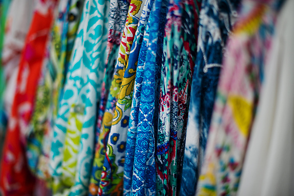 포토 JPG 해외이미지 라이프스타일 옷 여자 패턴 매달리기 사람없음 컬러풀 상점 목도리 활발 직물 시장 선택 질감 소매 신발장 해외포토 잡화 컬러 컨셉 무늬 모션 사람 생활 파일형식 이미지허브