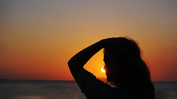 포토 JPG 해외이미지 백인 웰빙 여자 행복 실루엣 여유 바다 요가 휴가 야외 옆모습 햇빛 여행객 평화 침묵 고요 일몰 활발 신선 호흡 명상 깊이 배려 해외포토 서양인 감정 뷰포인트 컨셉 촬영기법 사람 태양 노을 소리 파일형식 이미지허브