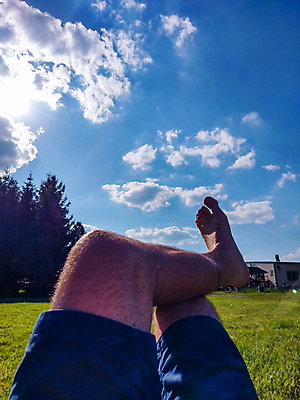 포토 JPG 해외이미지 반바지 맨발 발 하늘 휴가 휴식 거리 사람 사람없음 파란색 태양 맑음 노려봄 거짓말 순간 해외포토 자연요소 컬러 컨셉 바지 날씨 표정 신체부위 파일형식 이미지허브