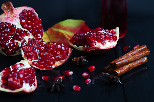 포토 JPG 해외이미지 잎 검은배경 사람없음 석류 석류알 해외포토 식물 백그라운드 과일 검은색 파일형식 이미지허브