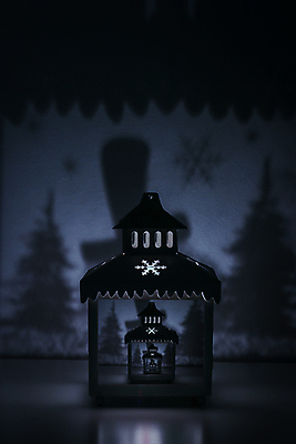 포토 JPG 해외이미지 크리스마스장식 크리스마스 눈사람 불꽃 전등 실내 그림자 사람없음 내부 장식 빛 크리스마스트리 어둠 새벽 등불 눈송이 화려 영혼 분위기 야간 저녁 편안함 번개 문학 공상 마법 야광 빛망울 광 무한 효과 해외포토 자연요소 기념일 컨셉 불 날씨 조명 눈_날씨 감각 파일형식 이미지허브