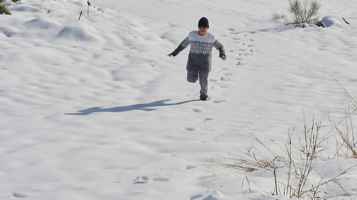 포토 JPG 해외이미지 계절 행복 어린이 2 겨울 밭 가족 자연 놀이 함께함 따뜻함 한명 웃음 사람 풍경 소년 야외 친구 달리기 노란색 점프 검은색 추위 흰색 시골 당기기 작음 12월 11월 서리 언니 해외포토 1 남자 감정 컬러 컨셉 농업 관계 모션 표정 날짜 크기 생태계 자매 파일형식 이미지허브