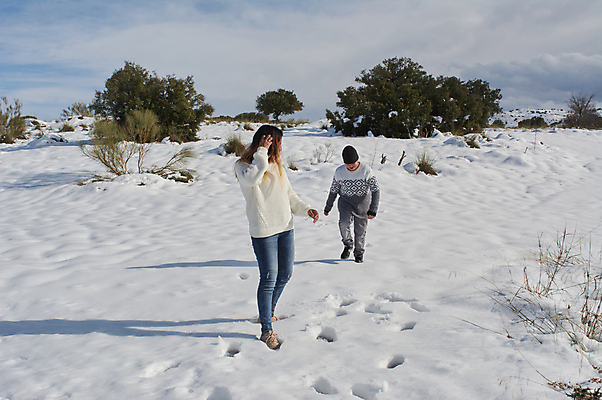 포토 JPG 해외이미지 계절 행복 어린이 2 겨울 밭 가족 자연 놀이 함께함 따뜻함 웃음 사람 소년 야외 두명 친구 달리기 노란색 점프 검은색 추위 흰색 시골 당기기 작음 12월 11월 서리 언니 해외포토 남자 감정 컬러 컨셉 농업 관계 모션 표정 날짜 크기 생태계 자매 파일형식 이미지허브