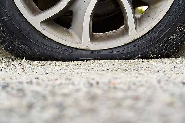 포토 JPG 해외이미지 산업 자동차 안전 사람없음 야외 옆모습 손상 업무 바퀴 변화 플랫 가장자리 수리 닫기 위험 사건 서비스 타이어 먼지 고정 문제 고무 보험 파열 유지 깨짐 단절 자동 차고 해외포토 육상교통 뷰포인트 컨셉 모션 작업 둘레 파일형식 이미지허브