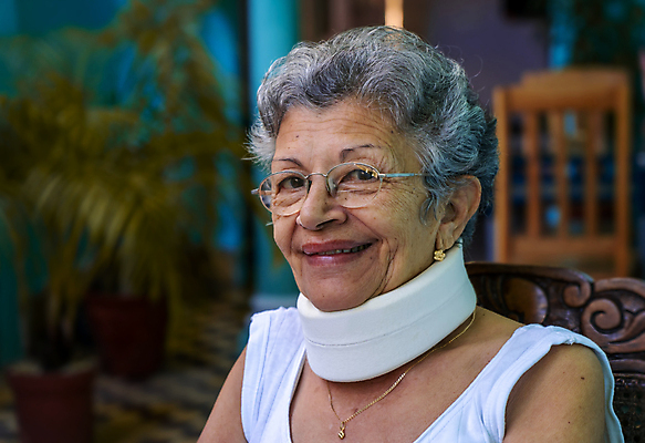 포토 JPG 해외이미지 여자 노년 행복 안경 할머니 실내 건강 한명 미소 사람 성인 신체부위 가로 건강관리 사진촬영 환자 백발 주름 보호 은퇴 척추 목 테라피 돌봄 옛날 핸드메이드 성인만 해외포토 1 헤어스타일 잡화 감정 컨셉 의학 모션 뼈 표정 관리 내부 뷰티 촬영 파일형식 이미지허브