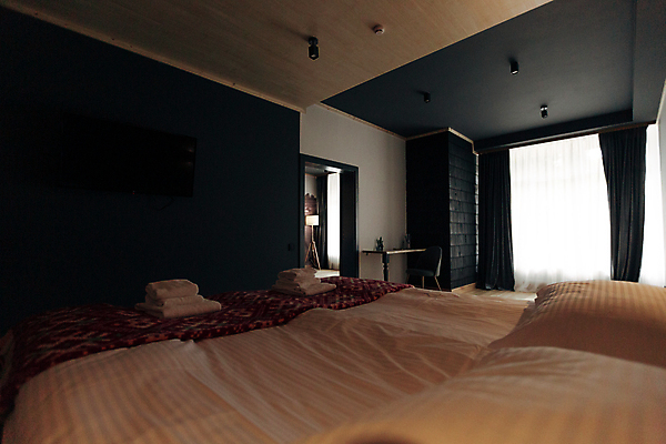 포토 JPG 해외이미지 디자인 벽 가구 백그라운드 장신구 창문 베개 호텔 휴가 휴식 아파트 프레임 실내 사람없음 내부 목재 장식 빛 수건 침실 방 흰색 침대 램프 직물 신선 잠 클래식 고급 서비스 만족 휴양지 부드러움 리빙 내추럴 정리함 스타일 해외포토 나무 감정 컬러 생활용품 컨셉 재료 침구 숙소 조명 주택 위생용품 장소 감각 파일형식 이미지허브