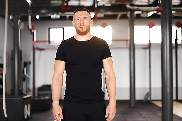 포토 JPG 해외이미지 백인 웰빙 남자 스포츠 운동화 티셔츠 신체 근육 수염 실내 건강 한명 서기 사람 30대 운동 검은색 힘 장비 보디빌딩 은퇴 연습 체육관 근육질 빨간머리 복근 심각 완벽 운동가 힘찬 목업 카피스페이스 해외포토 서양인 1 헤어스타일 컬러 신발 컨셉 셔츠 모션 내부 장년 헬스 공백 몸매 파일형식 이미지허브