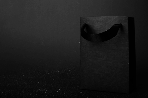 포토 JPG 해외이미지 1 디자인 종이 백그라운드 컨셉 가방 포장 텍스트 휴가 선물 사람없음 장식 쇼핑 유행 세일 상점 검은색 어둠 놀람 공백 신용카드 시장 고급 우아함 구매 상품 가격 11월 쇼핑몰 심볼 사인 상업 심플 패키지 소매 승진 종료 금요일 마케팅 카피스페이스 블랙프라이데이 제의 미니멀 해외포토 잡화 감정 컬러 데이이벤트 표정 금융 날짜 요일 파일형식 이미지허브