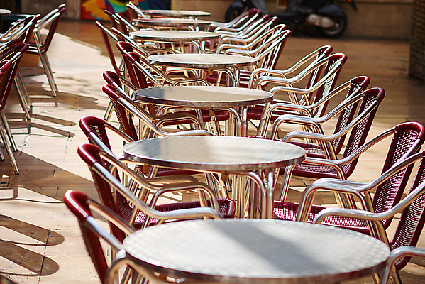 포토 JPG 해외이미지 식기 디자인 외관 유럽 커피 음료 음식 여행 가구 백그라운드 의자 탁자 거리 앉기 사람없음 야외 장식 여름 갈색 금속 식당 저녁식사 침묵 카페 흰색 도시 바 원형 서비스 안락의자 장면 줄서기 스타일 해외포토 도형 계절 나라 컬러 생활용품 모션 재질 상점 식사 소리 파일형식 이미지허브