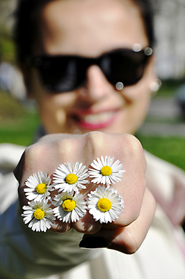 포토 JPG 해외이미지 식물 라이프스타일 공원 여자 꽃 여유 꽃무늬 밭 자연 하늘 한명 사람 풍경 잔디 야외 초록색 여름 파란색 햇빛 태양 평화 정원 맑음 봄 흰색 시골 신선 땅 허브 데이지 냄새 내추럴 해외포토 자연요소 1 계절 공공시설 감정 컬러 컨셉 무늬 농업 날씨 생활 생태계 파일형식 이미지허브
