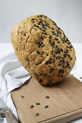 포토 JPG 해외이미지 실내 사람없음 한개 흰배경 호밀빵 나무도마 호박씨 해외포토 1 빵 백그라운드 도마 씨앗 내부 목재 흰색 파일형식 이미지허브