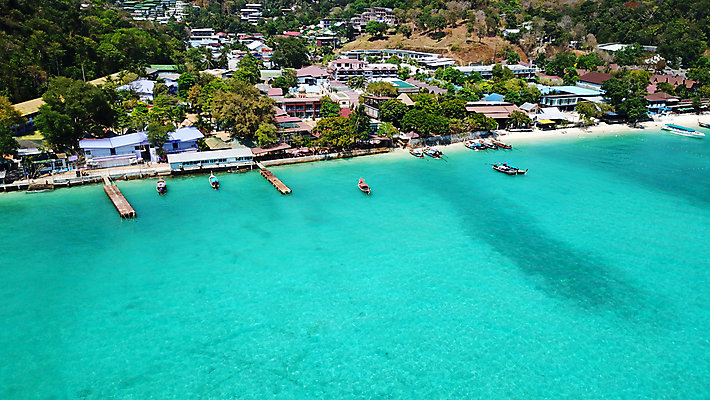 포토 JPG 해외이미지 나무 아시아 모래 파도 바다 섬 여행 요트 태국 자연 하늘 휴가 열대 산 안테나 사람없음 초록색 물 파란색 야자수 만 보트 산호 언덕 마야 드론 터키석 파라다이스 푸켓 그리너리 해외포토 자연요소 식물 나라 컬러 배_교통 통신 자포동물 보석 생태계 마야문명 파일형식 트랜드컬러 이미지허브