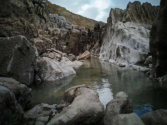 포토 JPG 해외이미지 유럽 바다 여행 자연 영국 웨일즈 풍경 해변 사람없음 물 환경 절벽 만 부식 스카이라인 민물 해일 펨브룩셔 해외포토 자연요소 나라 자연재해 생태계 파일형식 이미지허브
