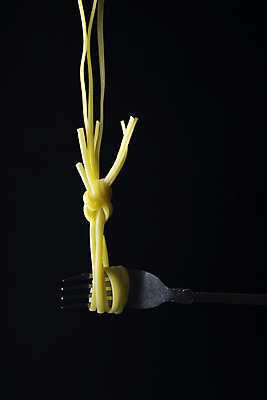 포토 JPG 해외이미지 전통 접시 음식 백그라운드 포크 다이어트 재료 치즈 파스타 실내 건강 스파게티 요리 사람없음 노란색 주방 식당 검은색 식사 저녁식사 어둠 이탈리아 신선 잡기 면 닫기 자르기 지중해 먹기 허브 묘사 메뉴 국수 바질 점심식사 고립 마카로니 해외포토 식물 식기 유럽 바다 컬러 모션 유제품 서양음식 내부 상점 면류 파스타면 파일형식 이미지허브