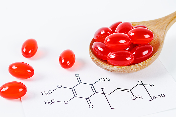 포토 JPG 해외이미지 의학 실내 사람없음 빨간색 알약 약 흰배경 나무숟가락 화학식 해외포토 컬러 백그라운드 내부 숟가락 흰색 공식 파일형식 이미지허브