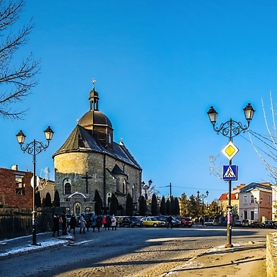 포토 JPG 해외이미지 유럽 벽 여행 크리스마스 겨울 건축양식 호텔 아침 거리 사람없음 야외 건물 교회 탑 맑음 축제 추위 도시 역사 언덕 타운 우크라이나 파멸 해외포토 주간 건축물 계절 기념일 건축 나라 컨셉 종교건축 숙소 날씨 파일형식 소멸 이미지허브