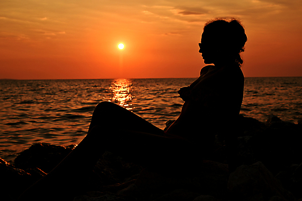 포토 JPG 해외이미지 전신 구름 여자 실루엣 바다 여행 한명 앉기 풍경 성인 야외 여름 황혼 일몰 성인여자한명만 해외포토 자연요소 1 계절 모션 촬영기법 사람 노을 여자한명만 성인여자만 파일형식 이미지허브