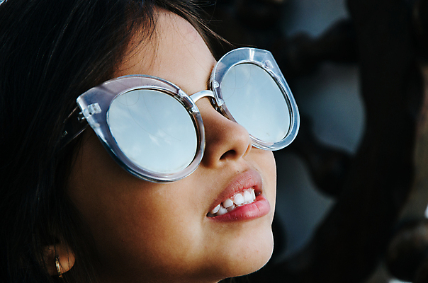 포토 JPG 해외이미지 백인 모델 1 여자 행복 감정 얼굴 어린이 분홍색 백그라운드 장난 왕관 관리 한명 사람 컬러풀 금발 선글라스 뷰티 유행 거품 흰색 표현 화려 불기 고립 잇몸 해외포토 서양인 헤어스타일 안경 컬러 컨셉 신체 모션 신체부위 파일형식 이미지허브