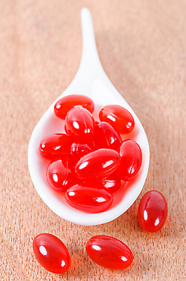 포토 JPG 해외이미지 의학 실내 근접촬영 사람없음 빨간색 알약 약 숟가락 나무배경 해외포토 뷰포인트 컬러 백그라운드 수저 내부 파일형식 이미지허브