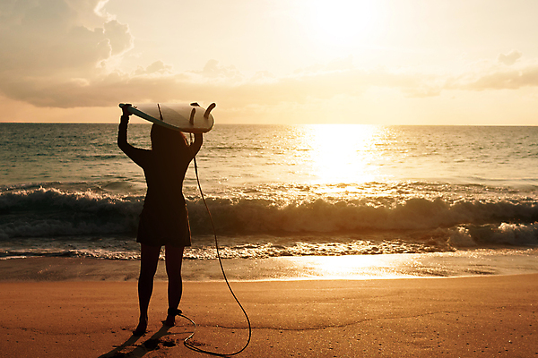 포토 JPG 해외이미지 전신 여자 실루엣 파도 바다 여행 휴가 한명 들기 성인 야외 여름 맑음 일몰 서핑보드 서퍼 성인여자한명만 해외포토 1 계절 모션 날씨 운동선수 촬영기법 사람 노을 보드_스포츠 여자한명만 성인여자만 파일형식 이미지허브