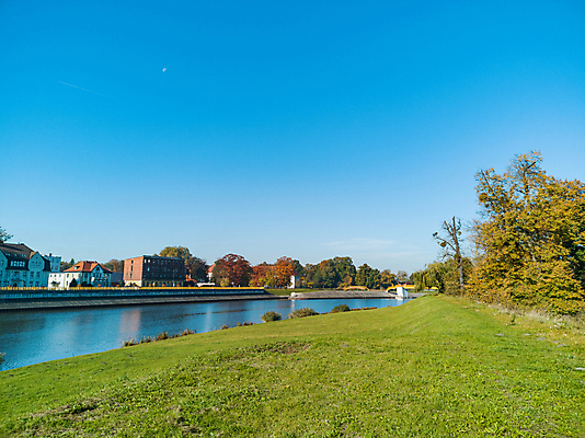 포토 JPG 해외이미지 나무 공원 유럽 여행 건축양식 자연 하늘 주택 풍경 사람없음 야외 건물 초록색 물 여름 파란색 강 도시풍경 컬러풀 가을 도시 타운 폴란드 내추럴 해외포토 자연요소 식물 건축물 계절 공공시설 건축 나라 컬러 생태계 파일형식 이미지허브
