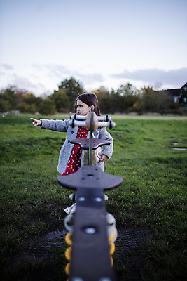 포토 JPG 해외이미지 나무 라이프스타일 공원 행복 어린이 잎 장난 가족 자연 놀이 하늘 엄마 영국 잉글랜드 한명 웃음 사람 야외 기쁨 놀이터 승차 흥분 해외포토 식물 1 공공시설 감정 유럽 관계 모션 표정 생활 생태계 파일형식 이미지허브