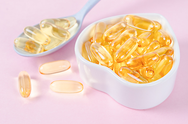 포토 JPG 해외이미지 그릇 의학 실내 사람없음 알약 약 숟가락 하트 담기 분홍색배경 해외포토 모양 식기 분홍색 백그라운드 모션 수저 내부 파일형식 이미지허브