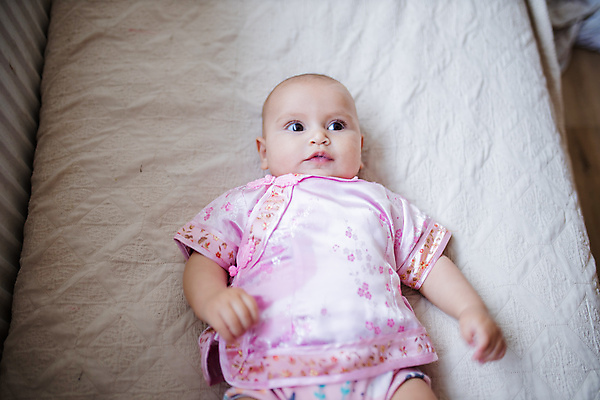 포토 JPG 해외이미지 드레스 여자 딸 행복 어린이 분홍색 휴식 갈색머리 실내 사랑 한명 미소 사람 인테리어 기쁨 침실 흰색 침대 아기 작음 기저귀 걸음마 매트리스 해외포토 1 헤어스타일 디자인 옷 감정 컬러 가구 컨셉 가족 모션 표정 내부 아기용품 크기 파일형식 이미지허브