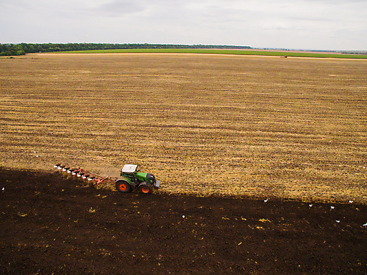 포토 JPG 해외이미지 식물 계절 산업 음식 밭 농업 자연 안테나 씨앗 사람없음 빨간색 농장 농경지 갈색 기계 흙 봄 장비 운전 수확 시골 업무 작업 바퀴 칼날 농부 땅 준비 트랙터 드론 땅바닥 밭일 심기 쟁기 조감도 해외포토 직업 컬러 통신 모션 바닥 농기계 생태계 특수차량 파일형식 이미지허브