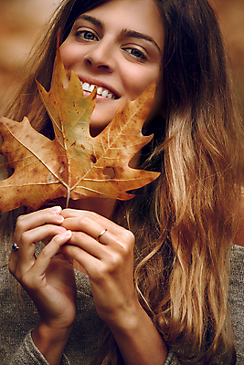 포토 JPG 해외이미지 백인 모델 긴머리 계절 공원 여자 행복 얼굴 단풍 잎 청소년 자연 건조 관리 한명 사람 야외 뷰티 정원 잡기 변화 숲 즐거움 만족 긍정 해외포토 서양인 식물 1 헤어스타일 공공시설 감정 컨셉 모션 신체부위 생태계 파일형식 이미지허브