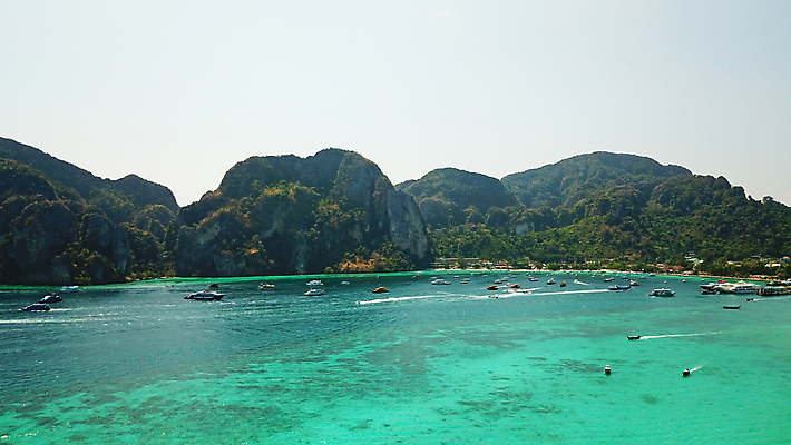 포토 JPG 해외이미지 나무 아시아 모래 파도 바다 섬 여행 요트 태국 자연 하늘 휴가 열대 산 안테나 풍경 사람없음 초록색 물 여름 파란색 야자수 만 보트 산호 언덕 마야 드론 터키석 파라다이스 푸켓 그리너리 해외포토 자연요소 식물 계절 나라 컬러 배_교통 통신 자포동물 보석 생태계 마야문명 파일형식 트랜드컬러 이미지허브