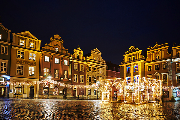 포토 JPG 해외이미지 유럽 별 크리스마스 건축양식 하늘 휴가 사람없음 건물 장식 빛 등불 램프 기둥 도시 역사 보행로 야간 폴란드 해외포토 자연요소 건축물 기념일 건축 나라 길 조명 파일형식 이미지허브