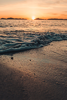 포토 JPG 해외이미지 파도 바다 하늘 해변 사람없음 야외 일몰 야간 해외포토 자연요소 노을 파일형식 이미지허브