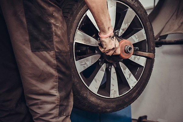 포토 JPG 해외이미지 직업 계절 산업 도로 교통시설 자동차 노동자 새로움 안전 사람없음 검은색 장비 공구 스패너 업무 바퀴 작업실 기술자 변화 수리 서비스 타이어 충격 고정 정비공 유지 교체 옛날 자동 차고 해외포토 길 육상교통 컬러 교통 컨셉 도구 작업 시설 파일형식 이미지허브
