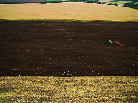 포토 JPG 해외이미지 식물 계절 산업 음식 밭 농업 자연 안테나 씨앗 사람없음 빨간색 농장 농경지 갈색 기계 흙 봄 장비 운전 수확 시골 업무 작업 바퀴 칼날 농부 땅 준비 트랙터 드론 땅바닥 밭일 심기 쟁기 조감도 해외포토 직업 컬러 통신 모션 바닥 농기계 생태계 특수차량 파일형식 이미지허브