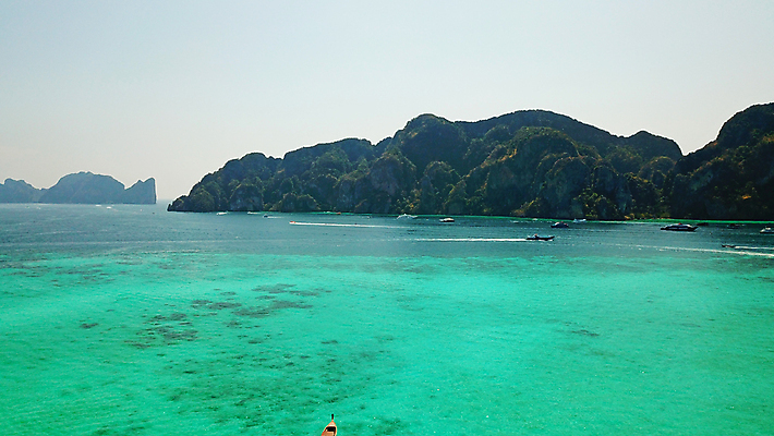 포토 JPG 해외이미지 나무 아시아 모래 파도 바다 섬 여행 요트 태국 자연 하늘 휴가 열대 산 안테나 사람없음 초록색 물 파란색 야자수 만 보트 산호 언덕 마야 드론 터키석 파라다이스 푸켓 그리너리 해외포토 자연요소 식물 나라 컬러 배_교통 통신 자포동물 보석 생태계 마야문명 파일형식 트랜드컬러 이미지허브