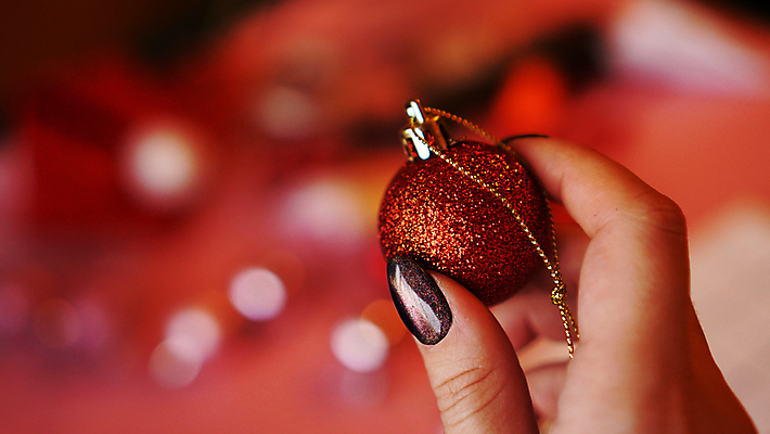 포토 JPG 해외이미지 손 크리스마스장식 크리스마스 실내 들기 아웃포커스 신체부위 잡기 오너먼트 해외포토 기념일 모션 촬영기법 사람 내부 파일형식 이미지허브